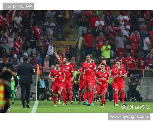 足球盛世：全球赛事背后的传奇球员与战术革新